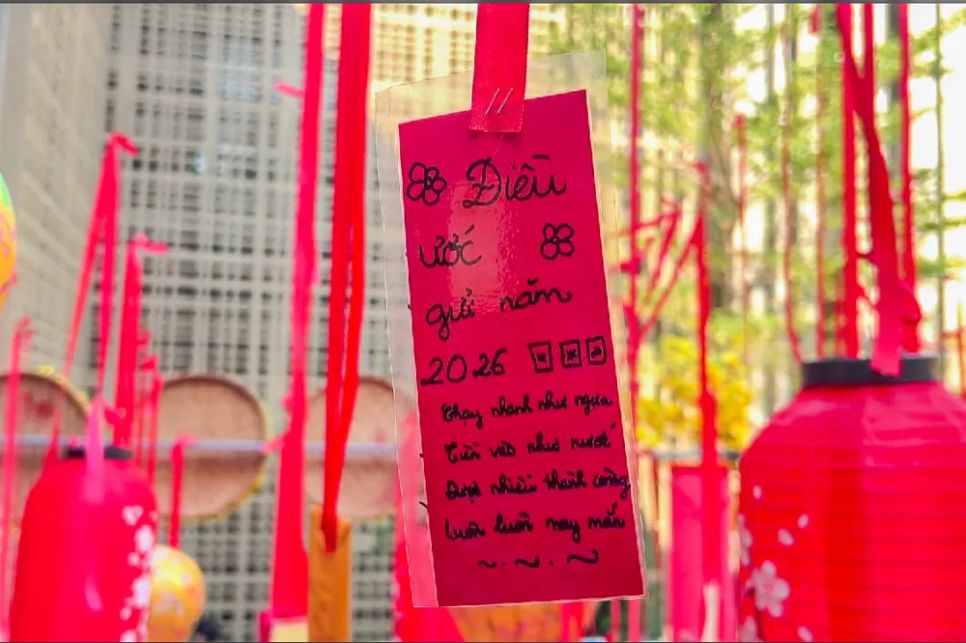 Tấm thẻ “Điều ước gửi năm 2026” được người dân treo tại khu vực “Lối xuân gửi ước nguyện”. Ảnh: THANH ÁI