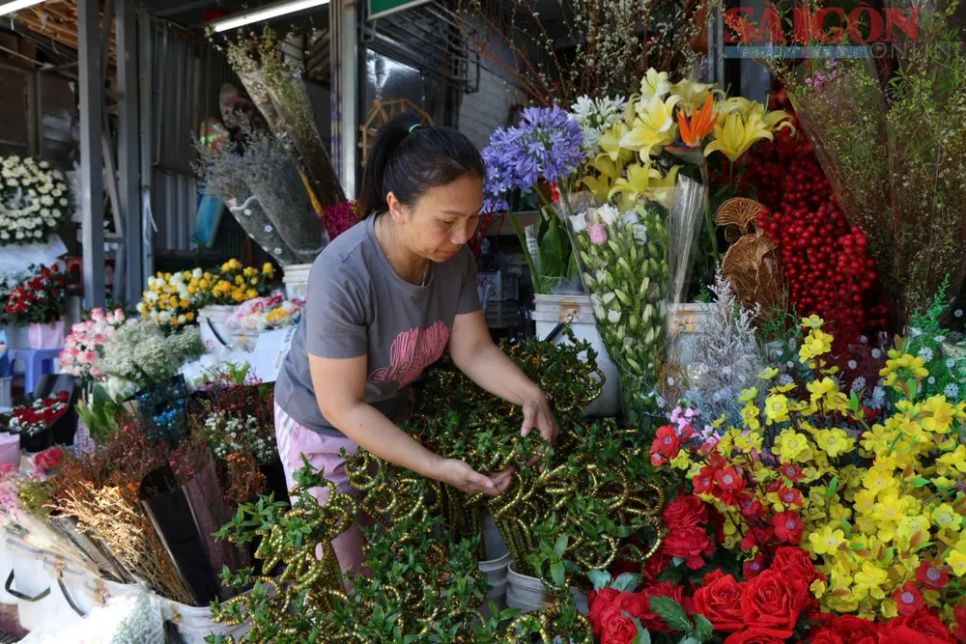 Một số loại lá cảnh, hoa nhập khẩu bày bán tại chợ Đà Lạt trong dịp Tết Nguyên đán 2026