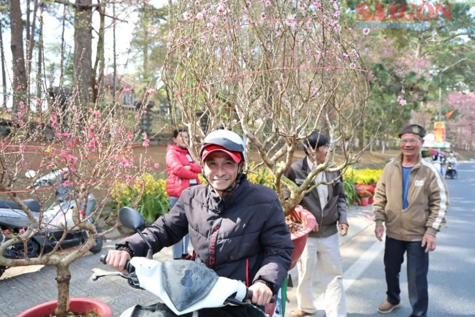 Người dân vui vẻ sau khi lựa được cây đào về chơi Tết sớm