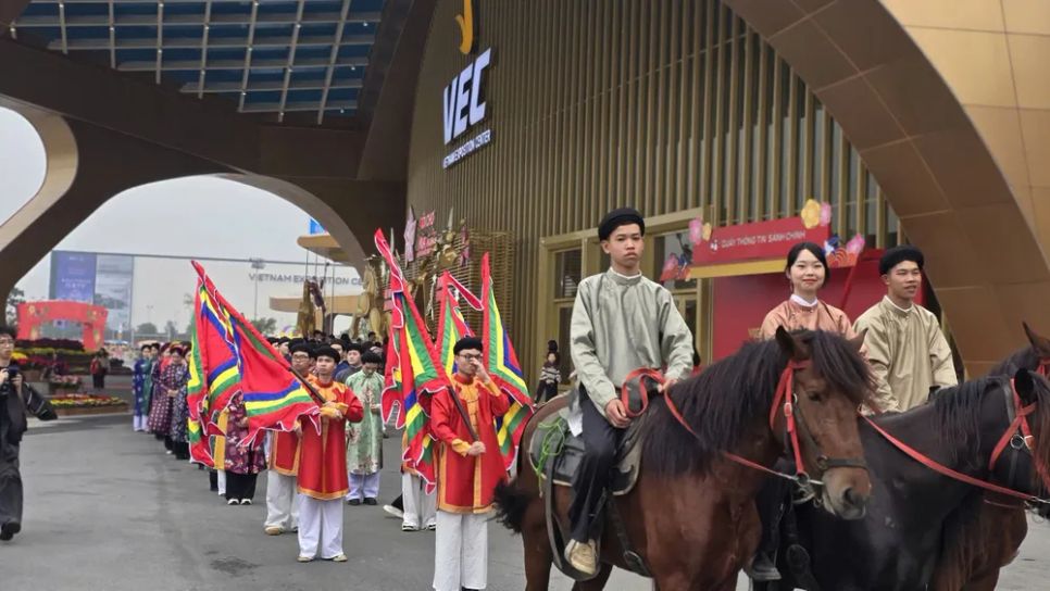 Diễu hành trang phục Việt với chủ đề “Dáng Việt trên yên ngựa”