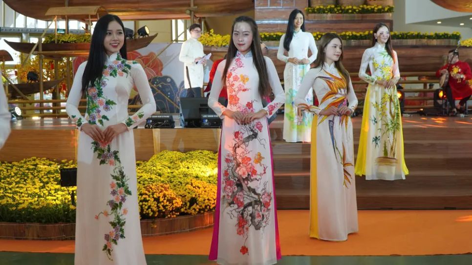 Trình diễn áo dài của các nhà tạo mẫu