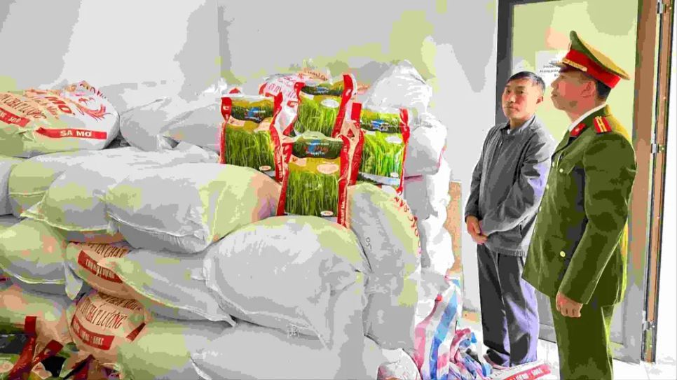 Lực lượng chức năng khám xét nơi đóng gói gạo giả nhãn hiệu của Phạm Văn Hùng. Ảnh: CACC