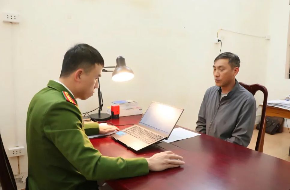 Lực lượng công an làm việc với Phạm Văn Hùng