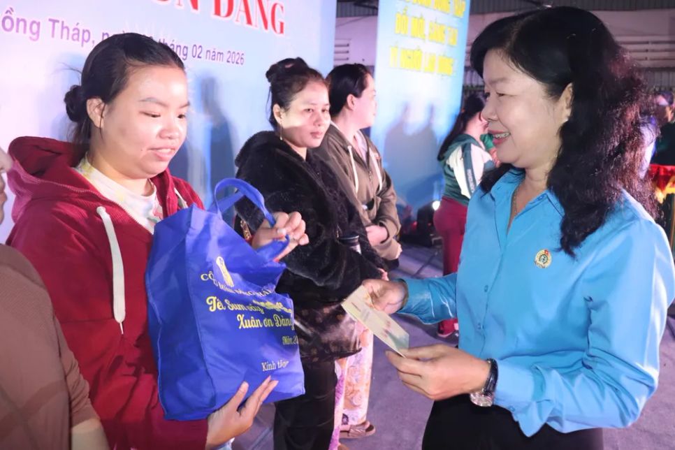 Bà Huỳnh Thị Tuyết Vui trao quà Tết đến công nhân có hoàn cảnh khó khăn