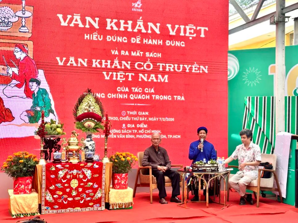 Tác giả Trung Chính Quách Trọng Trà (giữa) và nhà nghiên cứu Trần Đình Sơn (trái) chia sẻ tại chương trình, bên cạnh là mô hình bàn thờ gia tiên quen thuộc với người Việt