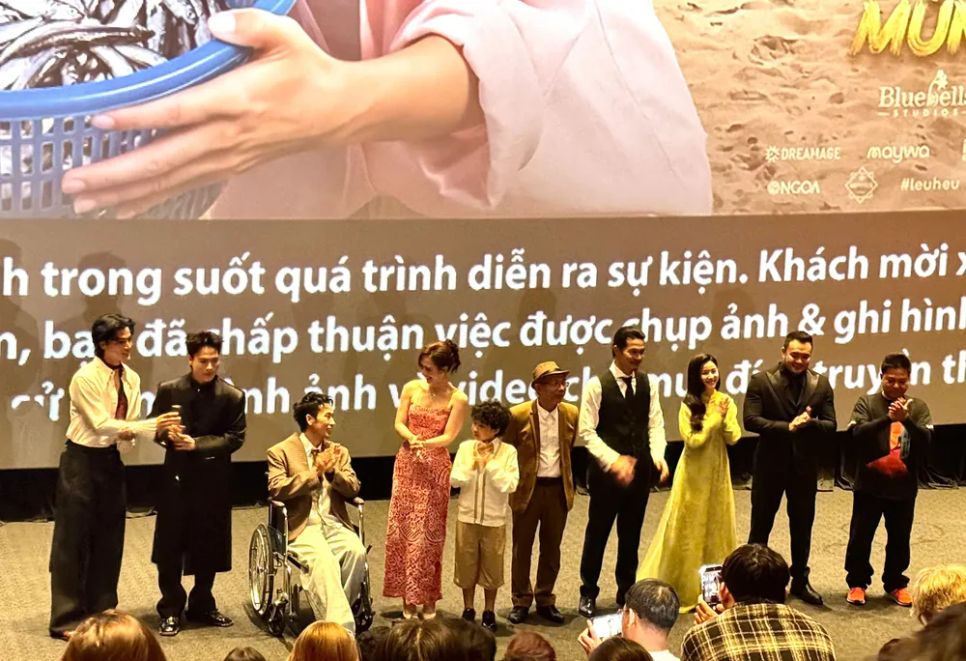 Dàn diễn viên tại sự kiện, Tuấn Trần đang chấn thương vẫn tham gia quảng bá. Ảnh: LAN VY