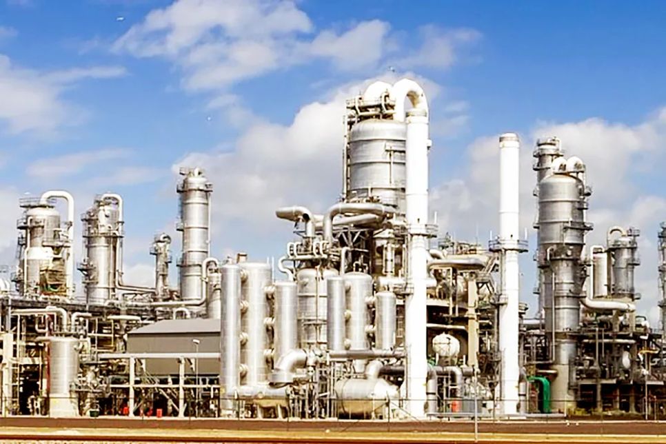 Nhà máy lọc dầu Abadan của Iran. Ảnh: MEHR