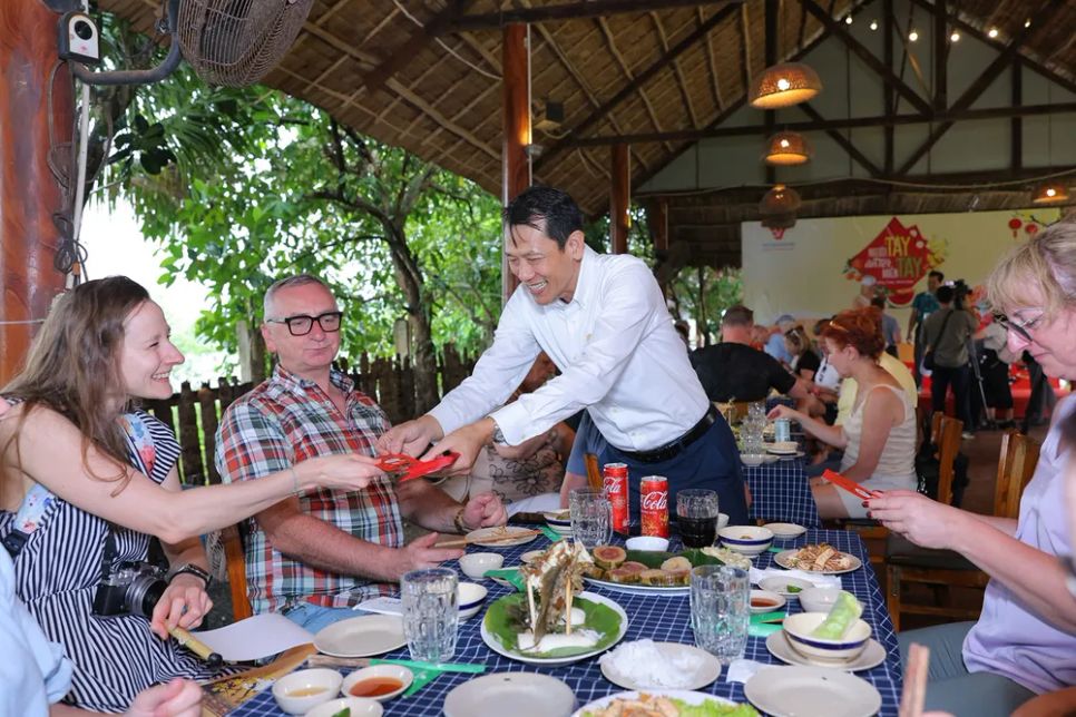 Du khách nước ngoài nhận lì xì trong tour 