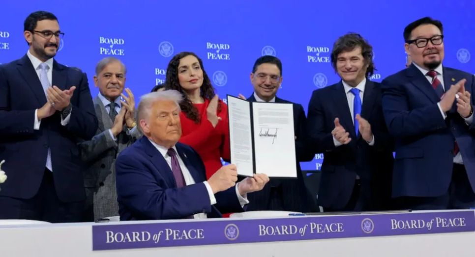 Lễ ký kết thành lập Hội đồng Hòa bình bên lề Diễn đàn Kinh tế thế giới tại Davos, Thụy Sĩ. Ảnh: GETTY IMAGES