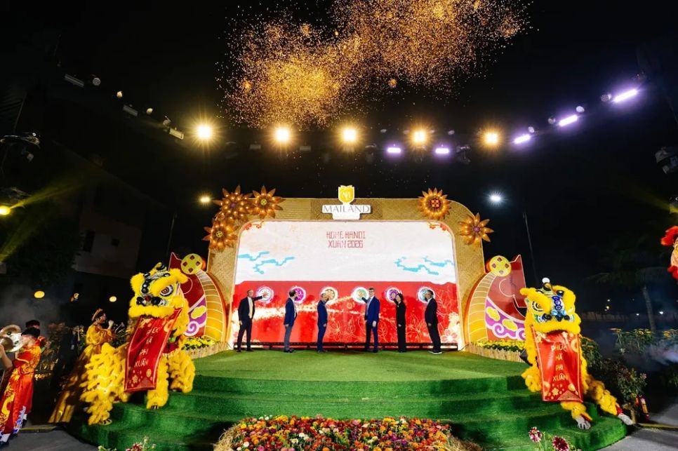 Các đại biểu thực hiện nghi thức khai mạc Home Hanoi Xuan 2026 tại Mailand Hanoi City