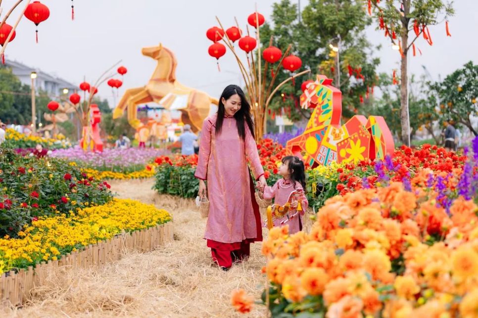 Trong ngày khai mạc, nhiều du khách đã đến tham quan và trải nghiệm Home Hanoi Xuan 2026