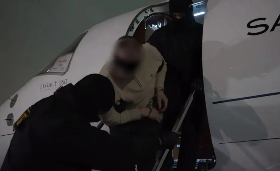 Hình ảnh được cho là nghi phạm Lyubomir Korba bị đưa về Nga. Ảnh: East2West