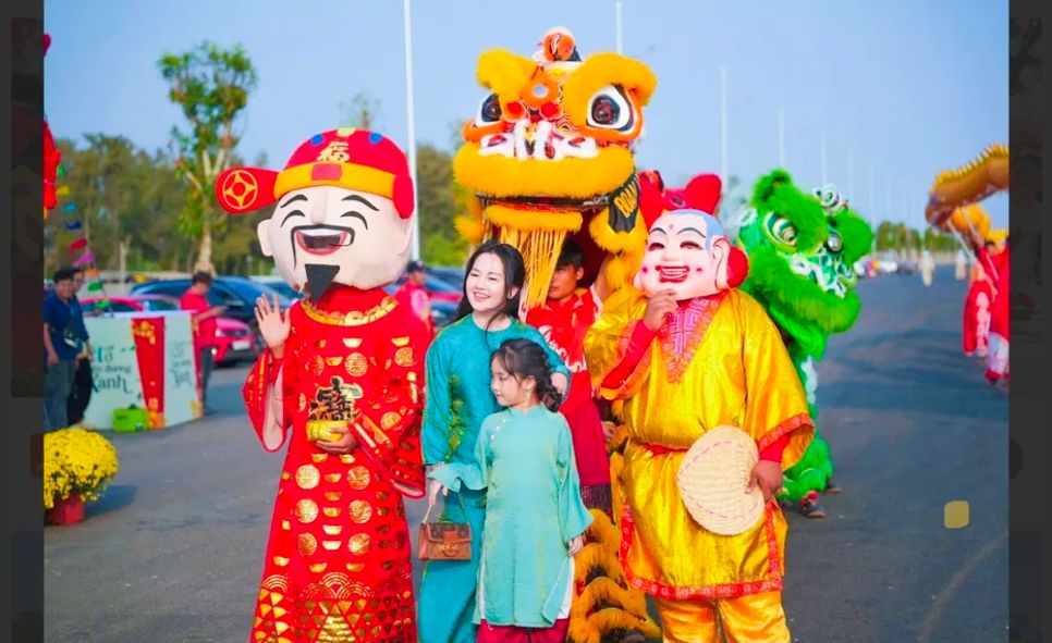  “Lễ hội trong lễ hội” thu hút 10.000 lượt khách trong đêm khai mạc