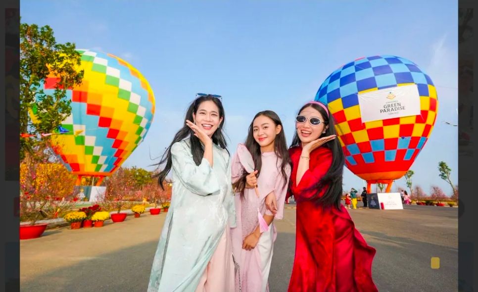  “Lễ hội trong lễ hội” thu hút 10.000 lượt khách trong đêm khai mạc