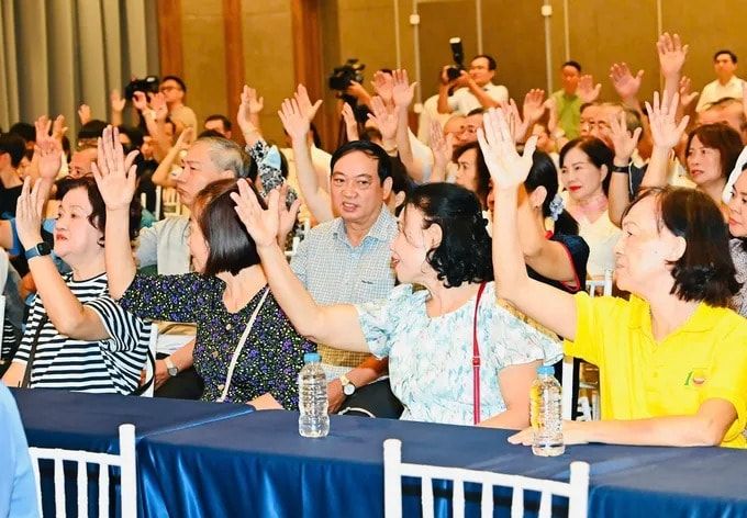 100% cử tri thống nhất biểu quyết. Ảnh: Việt Dũng