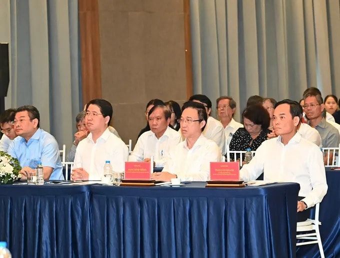 Bí thư Thành ủy TP.HCM Trần Lưu Quang cùng các đại biểu, cử tri dự hội nghị. Ảnh: VIỆT DŨNG