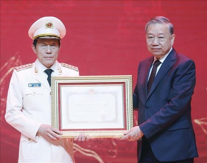 Tổng Bí thư Tô Lâm trao Huân chương Hồ Chí Minh tặng Lực lượng tình báo Công an nhân dân. Ảnh: Thống Nhất/TTXVN