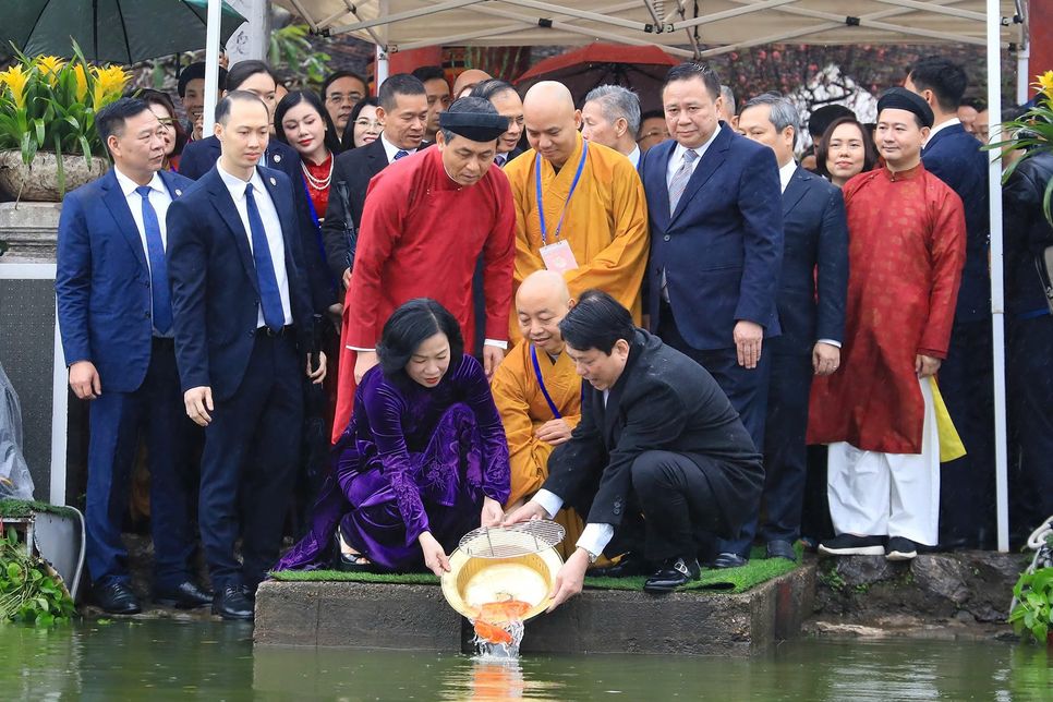 Chủ tịch nước và Phu nhân cùng các đại biểu kiều bào tham gia hoạt động thả cá chép tại hồ Hoàn Kiếm. Ảnh: Ủy ban Nhà nước về người Việt Nam ở nước ngoài