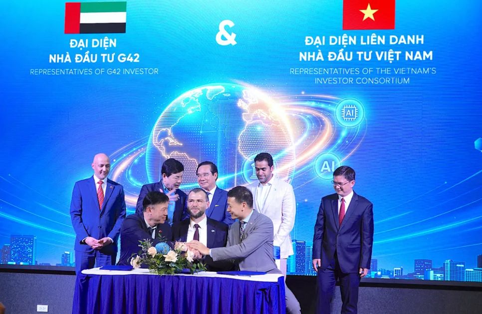 Lãnh đạo TPHCM chứng kiến ký kết hợp tác giữa Tập đoàn G42 và liên danh các nhà đầu tư trong nước với tổng giá trị đầu tư dự kiến 2 tỷ USD. Ảnh: QUANG HUY