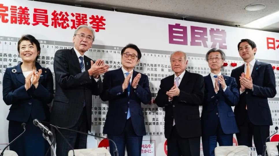 Các lãnh đạo của đảng Dân chủ Tự do tập trung tại văn phòng tại thủ đô Tokyo, Nhật Bản. Ảnh: JOHAN BROOKS