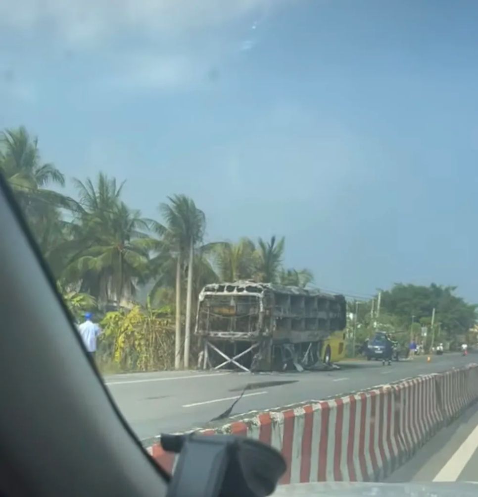 Xe cháy còn trơ lại khung sắt. Ảnh cắt từ clip