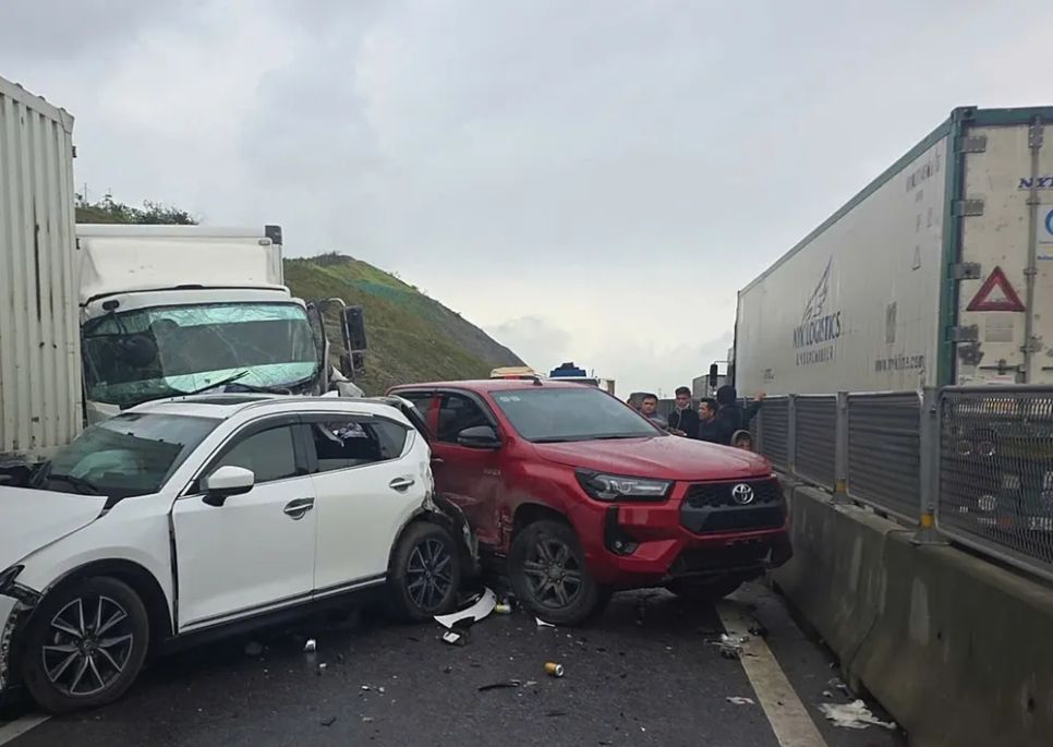 Các phương tiện hư hỏng nặng sau tai nạn giao thông liên hoàn