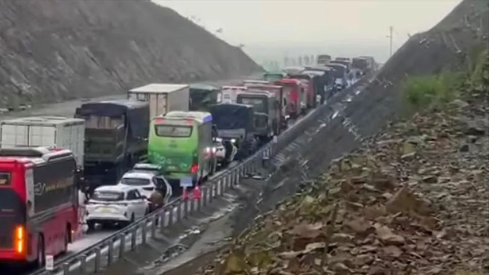 Cao tốc Hàm Nghi - Vũng Áng ùn tắc kéo dài sau hai vụ tai nạn giao thông liên hoàn ở xã Kỳ Văn