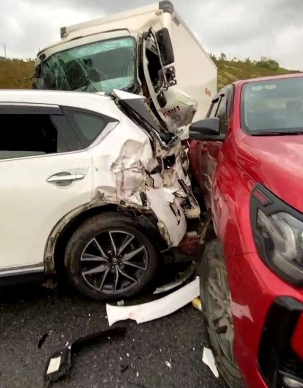 Liên tiếp 2 vụ đụng xe trên cao tốc Hàm Nghi - Vũng Áng, giao thông ùn tắc