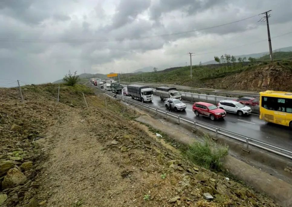 Liên tiếp 2 vụ đụng xe trên cao tốc Hàm Nghi - Vũng Áng, giao thông ùn tắc