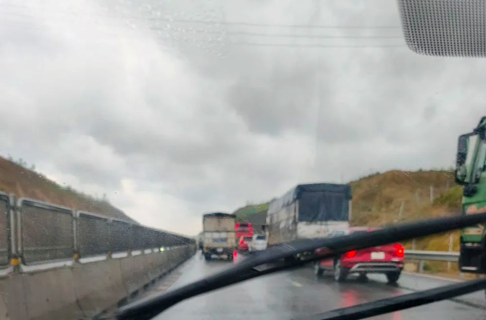 Liên tiếp 2 vụ đụng xe trên cao tốc Hàm Nghi - Vũng Áng, giao thông ùn tắc