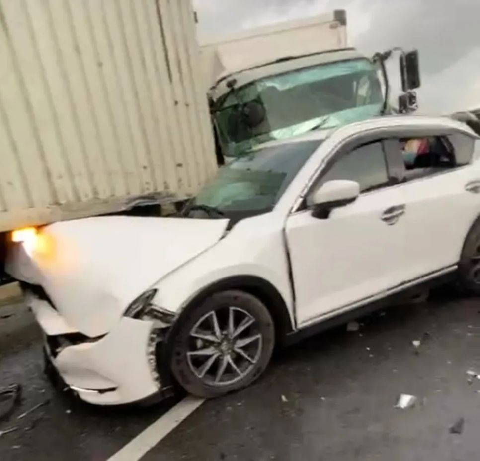 Liên tiếp 2 vụ đụng xe trên cao tốc Hàm Nghi - Vũng Áng, giao thông ùn tắc