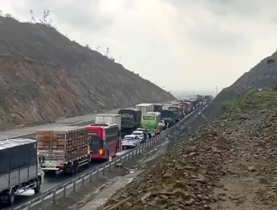 Ùn tắc giao thông sau vụ tai nạn trên cao tốc