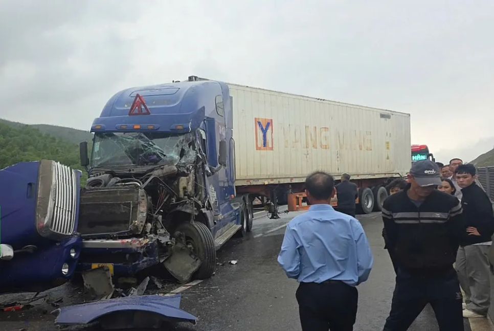 Xe container hư hỏng nặng sau tai nạn trên cao tốc Hàm Nghi - Vũng Áng