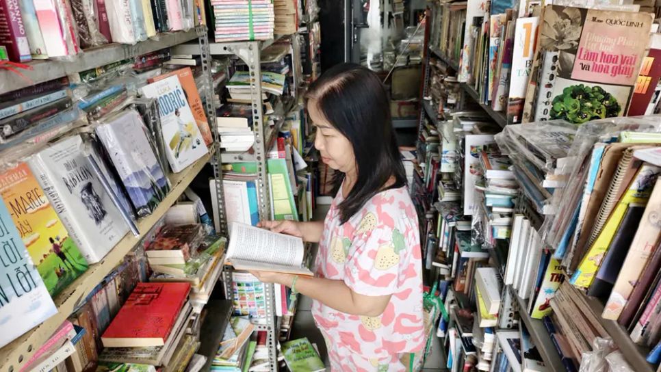 Chị Nga có 30 năm gắn bó bên những cuốn sách nhuốm màu thời gian