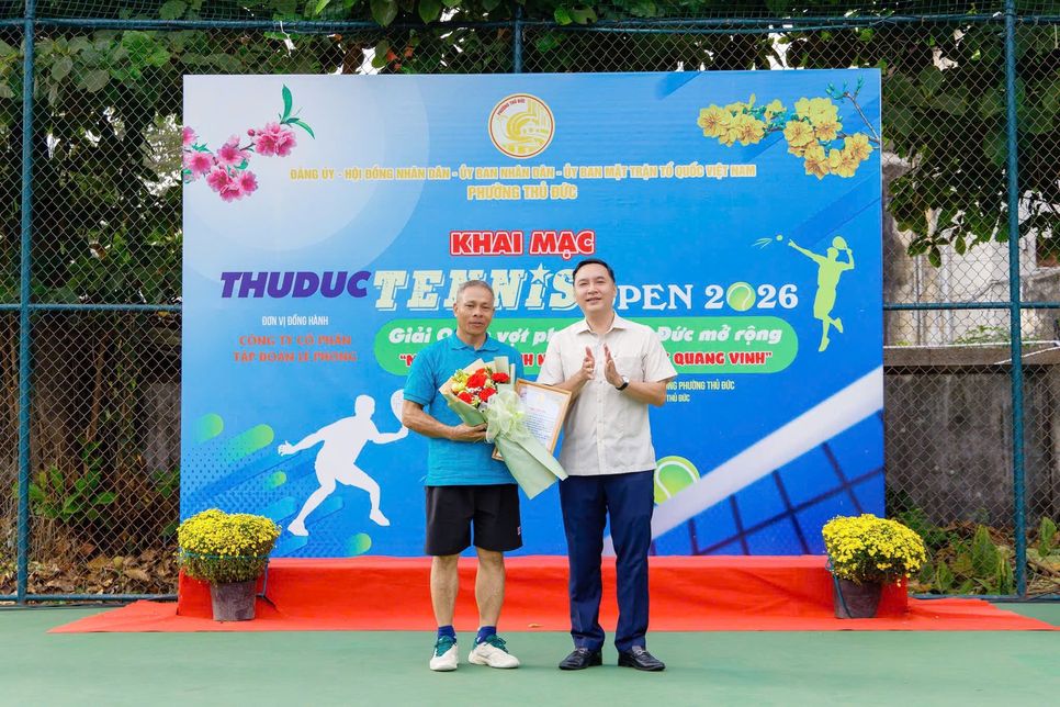 Ông Mai Hữu Quyết - Bí thư Đảng ủy - Chủ tịch HĐND phường tặng hoa; trao thư cảm ơn đơn vị đồng hành