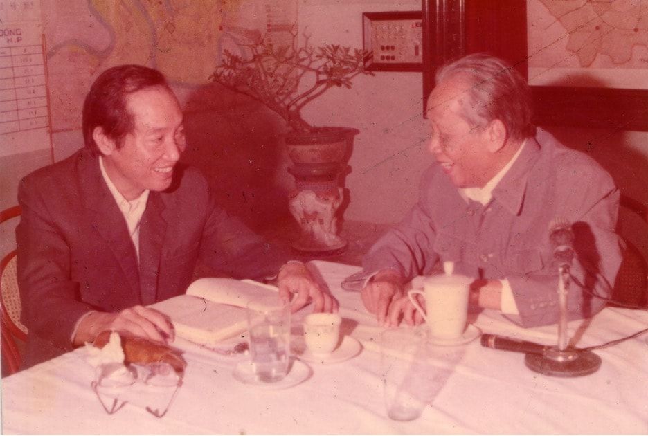 Nguyên Phó Thủ tướng Chính phủ, nguyên Bí thư Thành uỷ Hải Phòng Đoàn Duy Thành (bên trái) báo cáo Nguyên Tổng Bí thư Lê Duẩn về chiến lược phát triển Cảng Hải Phòng năm 1981