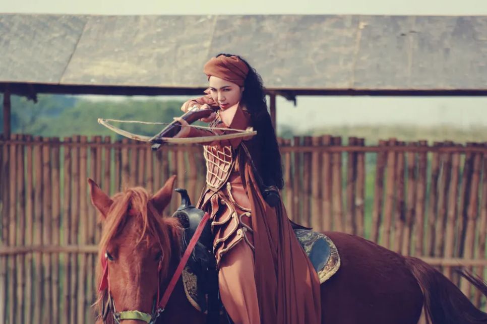 Đạo diễn – Biên đạo múa Tuyết Minh với vai trò là người dẫn truyện