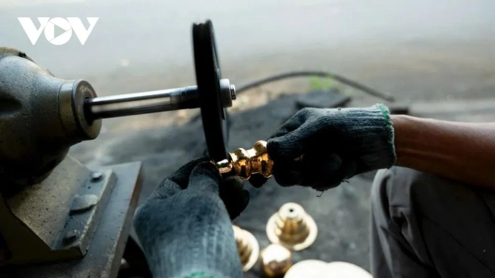 Thợ đánh bóng lư đồng tất bật mùa Tết