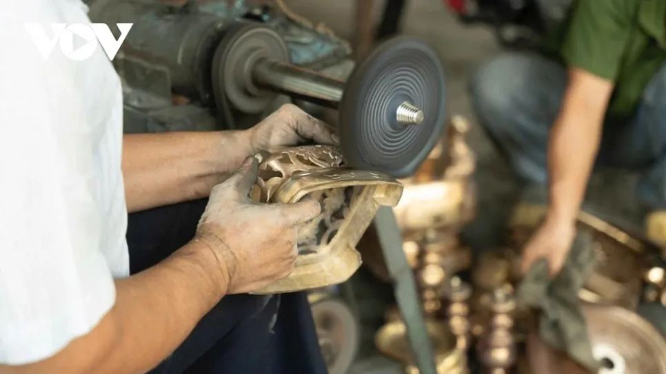 Thợ đánh bóng lư đồng tất bật mùa Tết