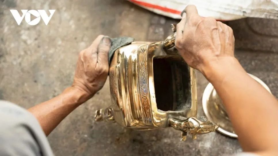 Thợ đánh bóng lư đồng tất bật mùa Tết