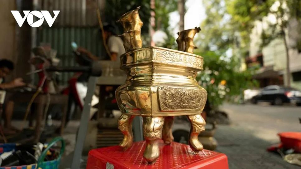 Thợ đánh bóng lư đồng tất bật mùa Tết