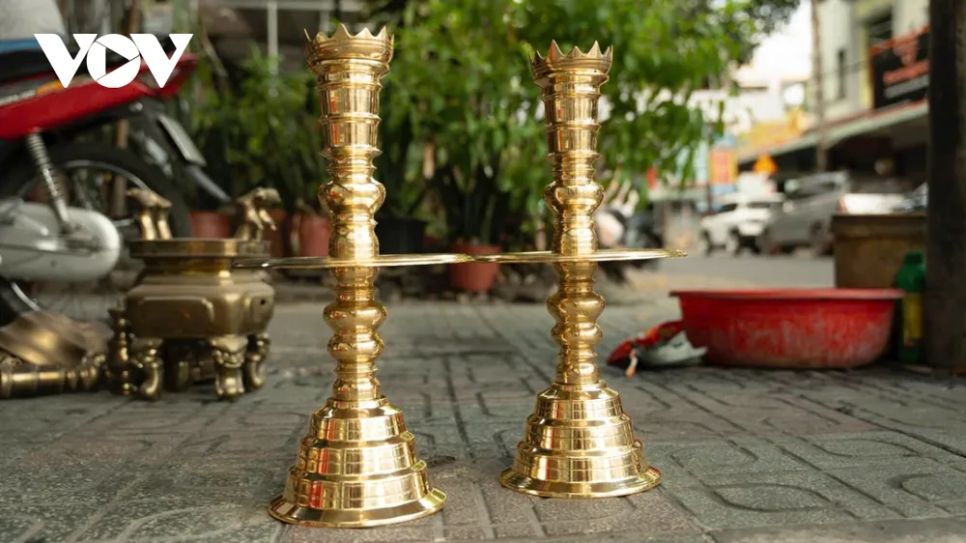 Thợ đánh bóng lư đồng tất bật mùa Tết