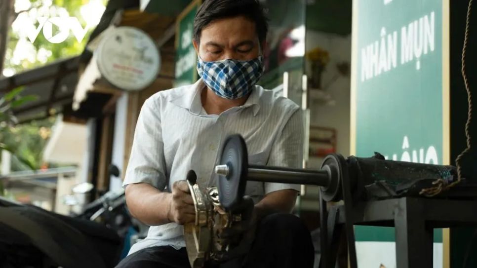 Thợ đánh bóng lư đồng tất bật mùa Tết