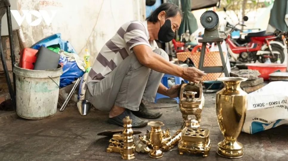 Thợ đánh bóng lư đồng tất bật mùa Tết