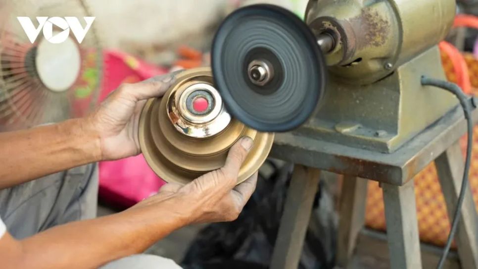 Thợ đánh bóng lư đồng tất bật mùa Tết
