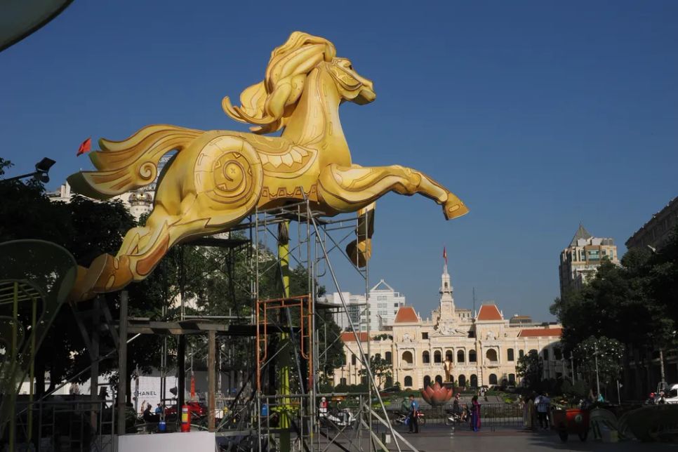 Biểu tượng linh vật Ngọ tại cổng trung tâm <span style=