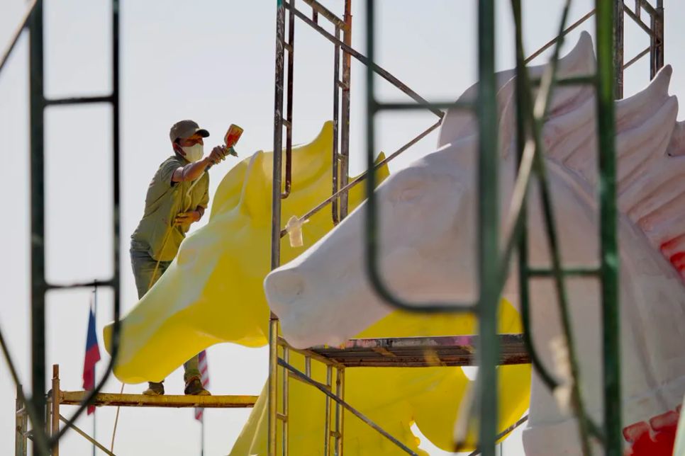 Công nhân phun sơn, hoàn thiện tạo hình các tượng ngựa tại khu vực phía sông Bạch Đằng, thuộc đường hoa Nguyễn Huệ xuân Bính Ngọ 2026. Ảnh: HOÀNG HÙNG