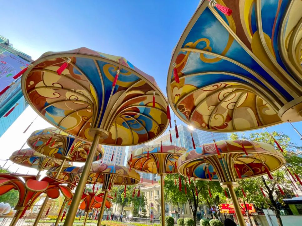 Đại cảnh trang trí với nhiều lớp màu sắc, hình khối và chất liệu được bố trí dọc trục trung tâm, tạo không gian rực rỡ cho<span style=