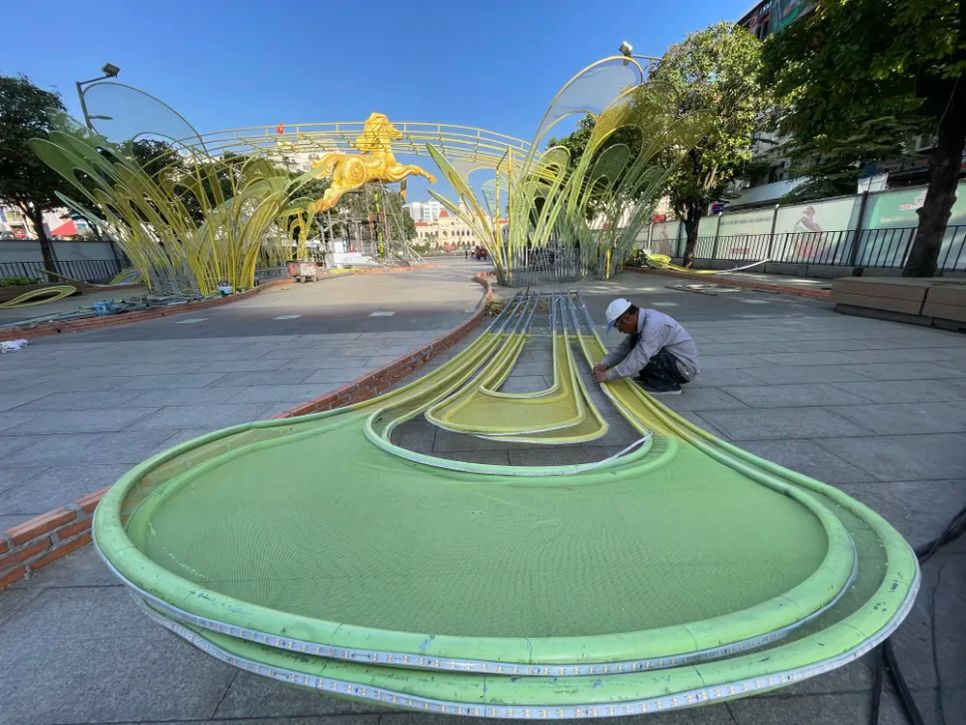 Đường hoa Nguyễn Huệ xuân Bính Ngọ 2026 dần hoàn thiện trước ngày khai mạc