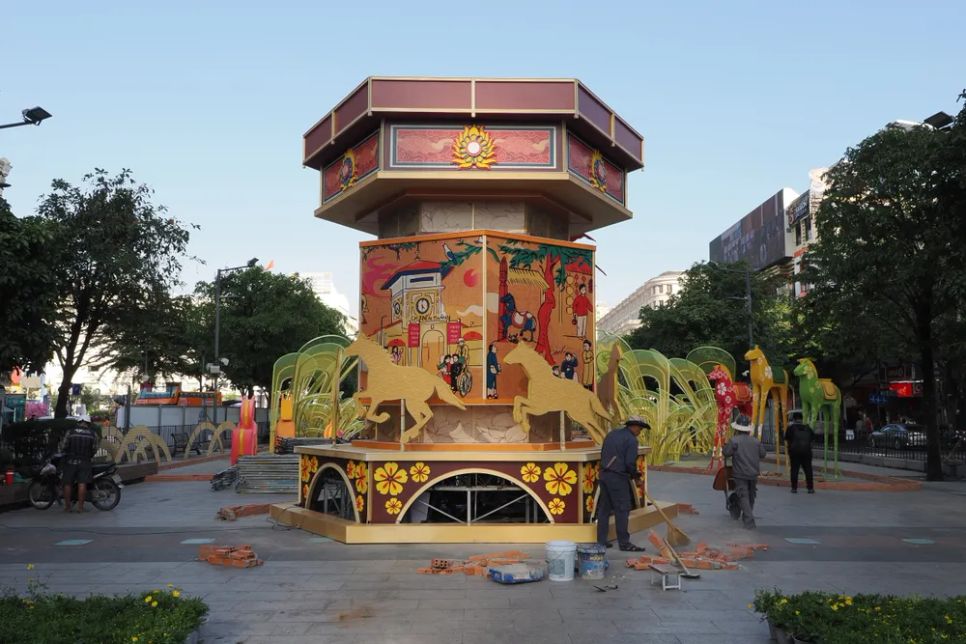 Lồng đèn kéo quân kích thước lớn đang được thi công, hoàn thiện tại khu vực trung tâm <span style=